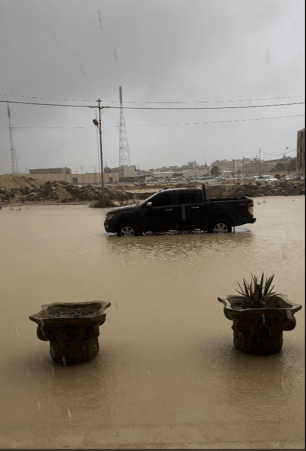 غرق شارع في منطقة البنيات