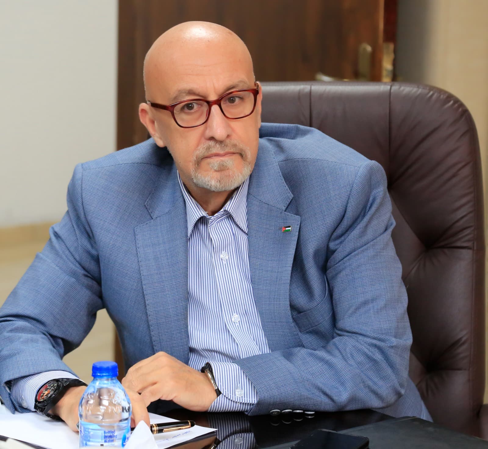 وزير المياه يوجه بتعزيز إجراءات السلامة بعد امتلاء سد الموجب بالكامل