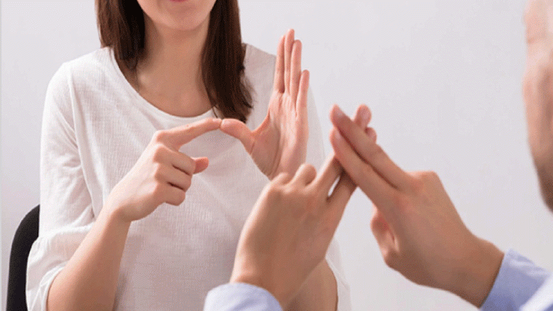 دعوات لتوفير ترجمة إشارية على مدار الساعة بالمؤسسات الصحية في الأردن