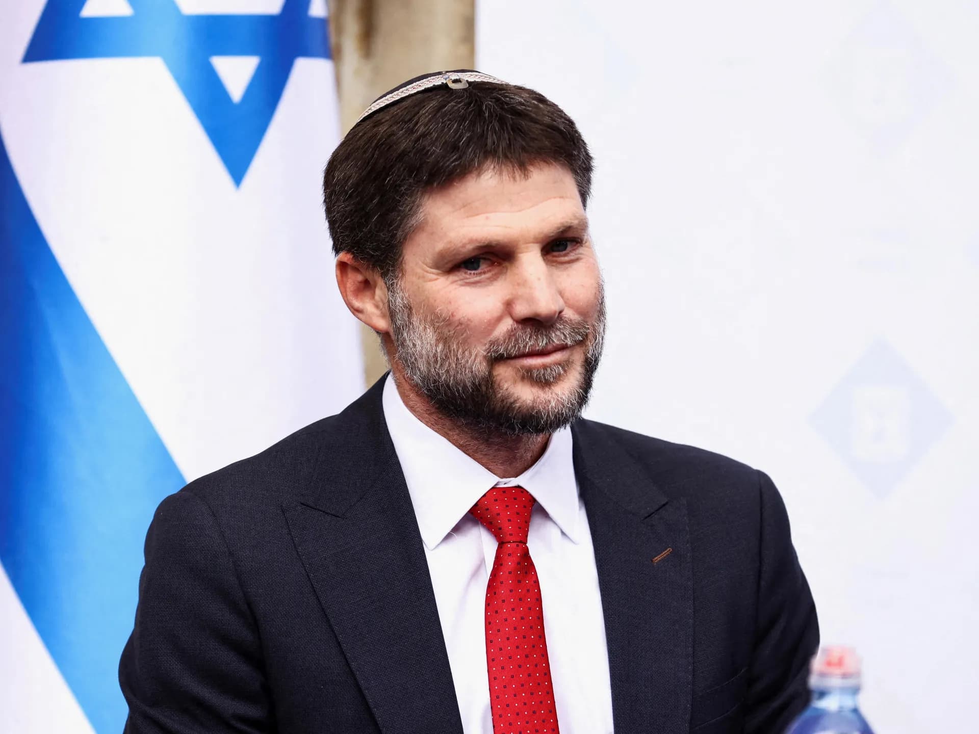 سموتريتش لماكرون: تعال وشاهد كيف نقتل الدولة الفلسطينية في الضفة