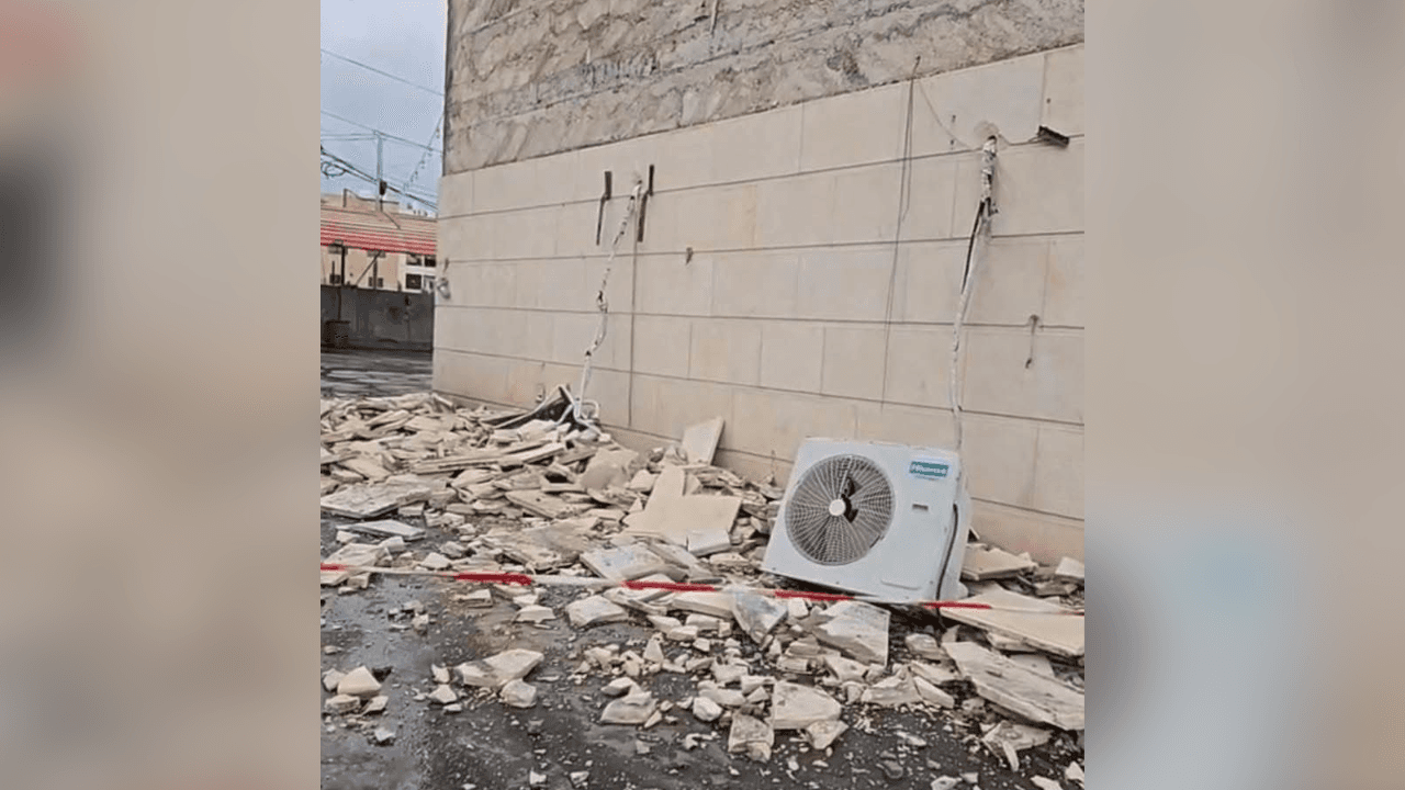 الأضرار مادية فقط.. سقوط أجزاء من واجهة مبنى وسط مدينة إربد