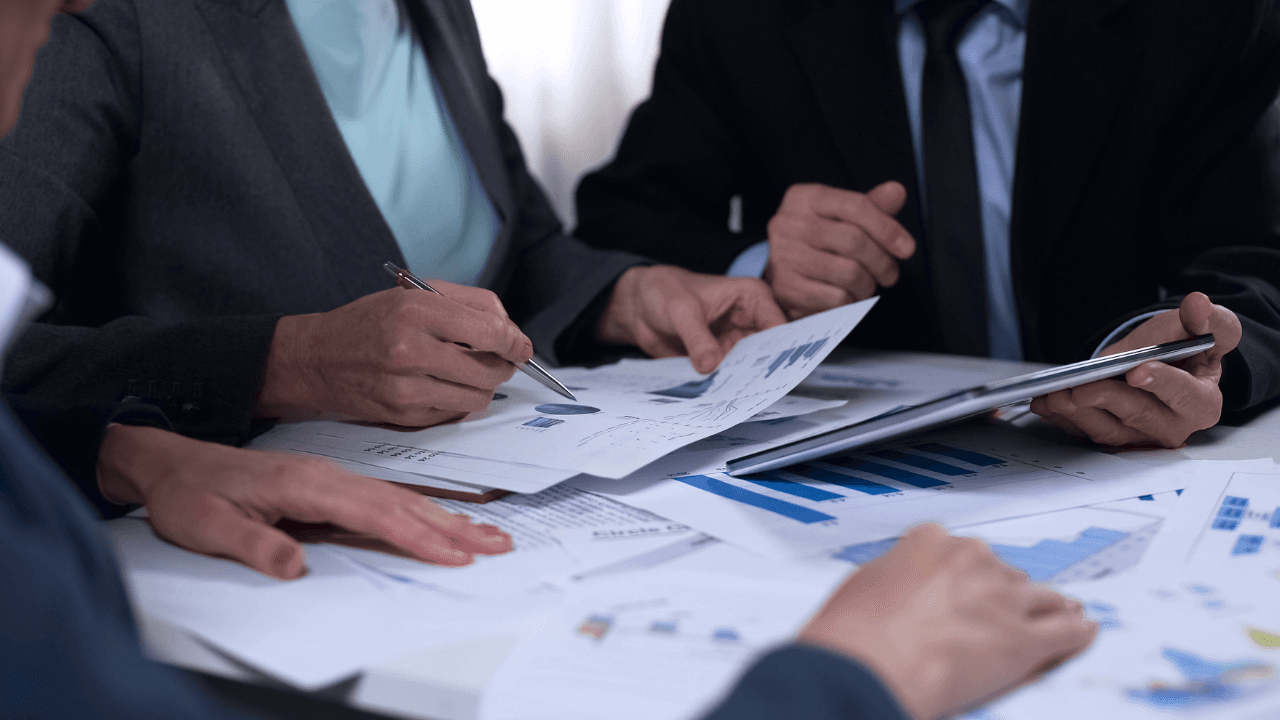 ديوان المحاسبة يرصد دوام 10 موظفين فقط من أصل 72 موظفًا في بلدية القويرة