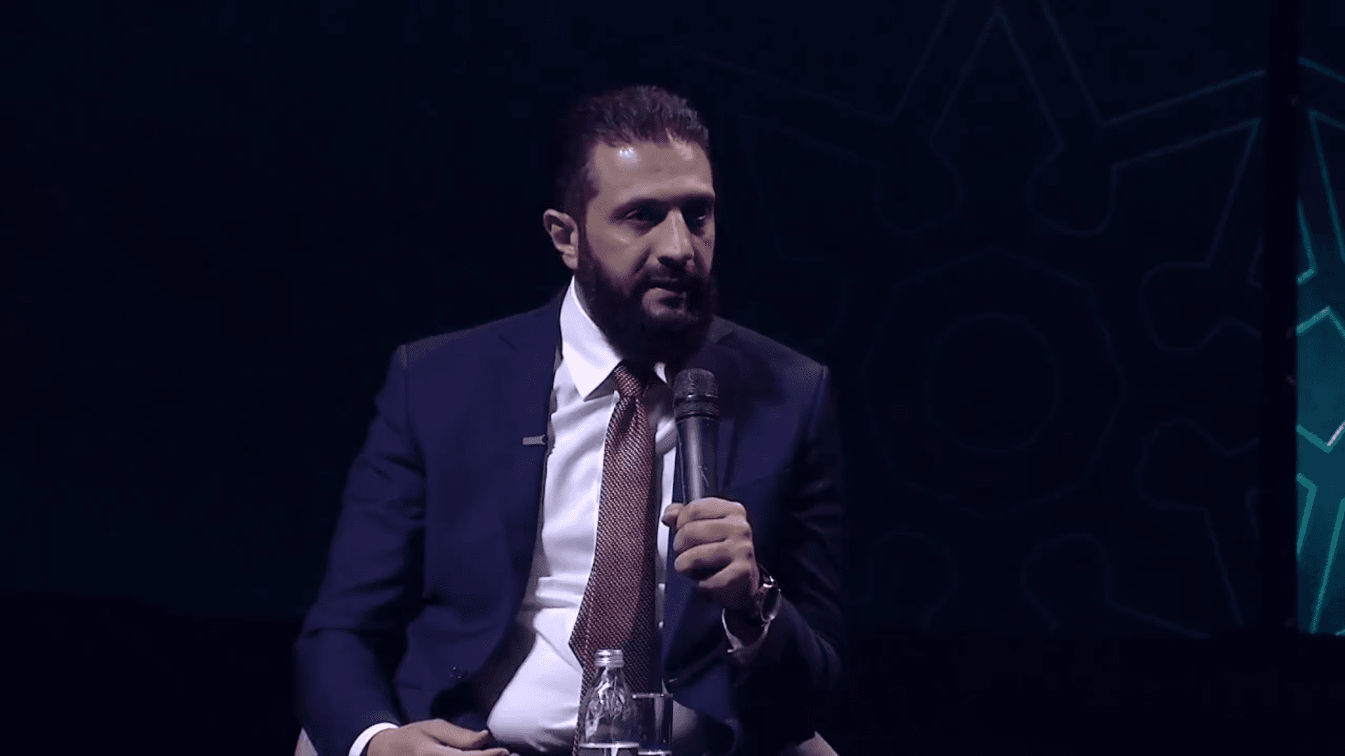 "الابتعاد عن تقديس الأشخاص".. الرئيس السوري أحمد الشرع يشرح دلالات تصميم العملة السورية الجديدة