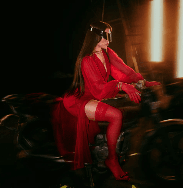 هيفاء وهبي.. إطلالة المرأة الخارقة باللون الأحمر في كليبها الجديد