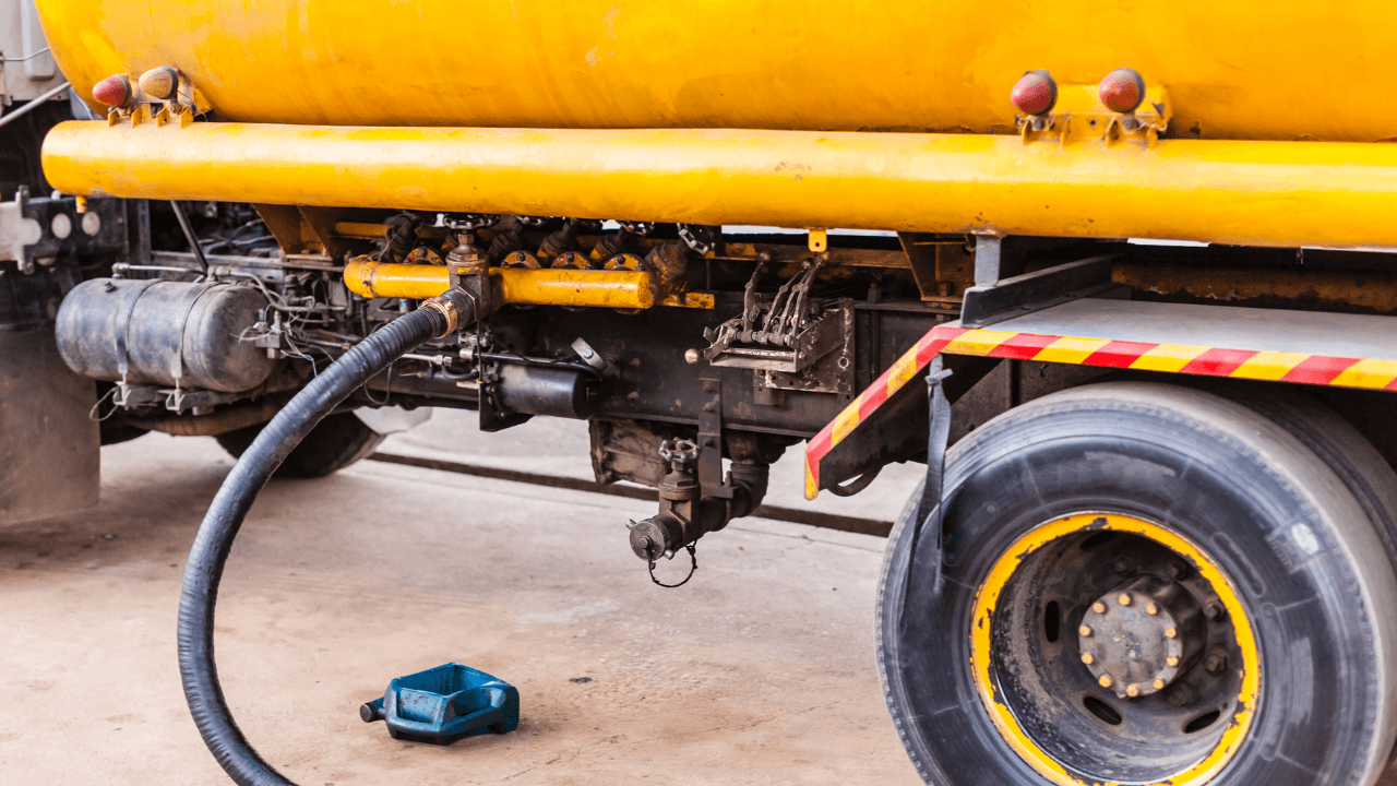 "المواصفات والمقاييس" تحذر من "صفحات الديزل الوهمية" وتدعو للتحقق من تصاريح الصهاريج