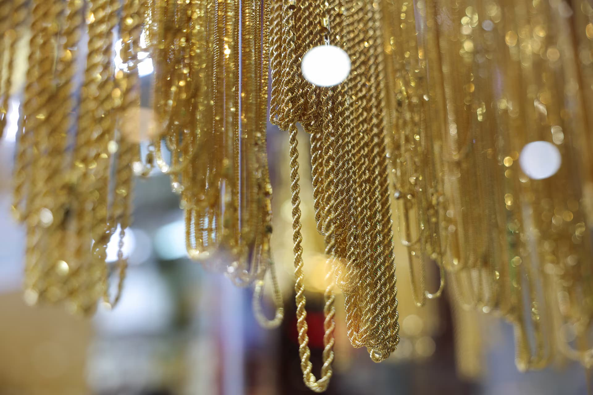 تعرف إلى أسعار الذهب والليرات الأحد في الأردن