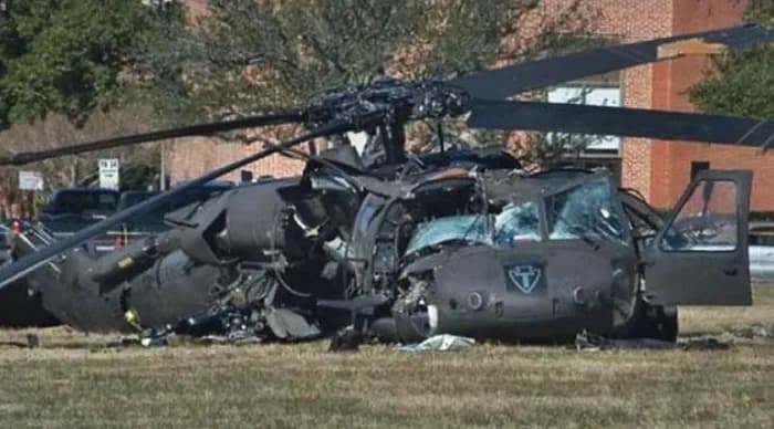 مصرع شخص وإصابة آخر إثر تصادم مروحيتين في أمريكا