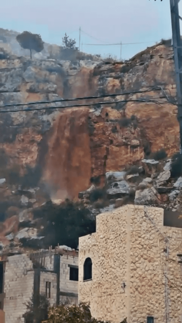 ⁨ استمتع بالمشهد يا مواطن.. شلال جديد في منطقة العدسية