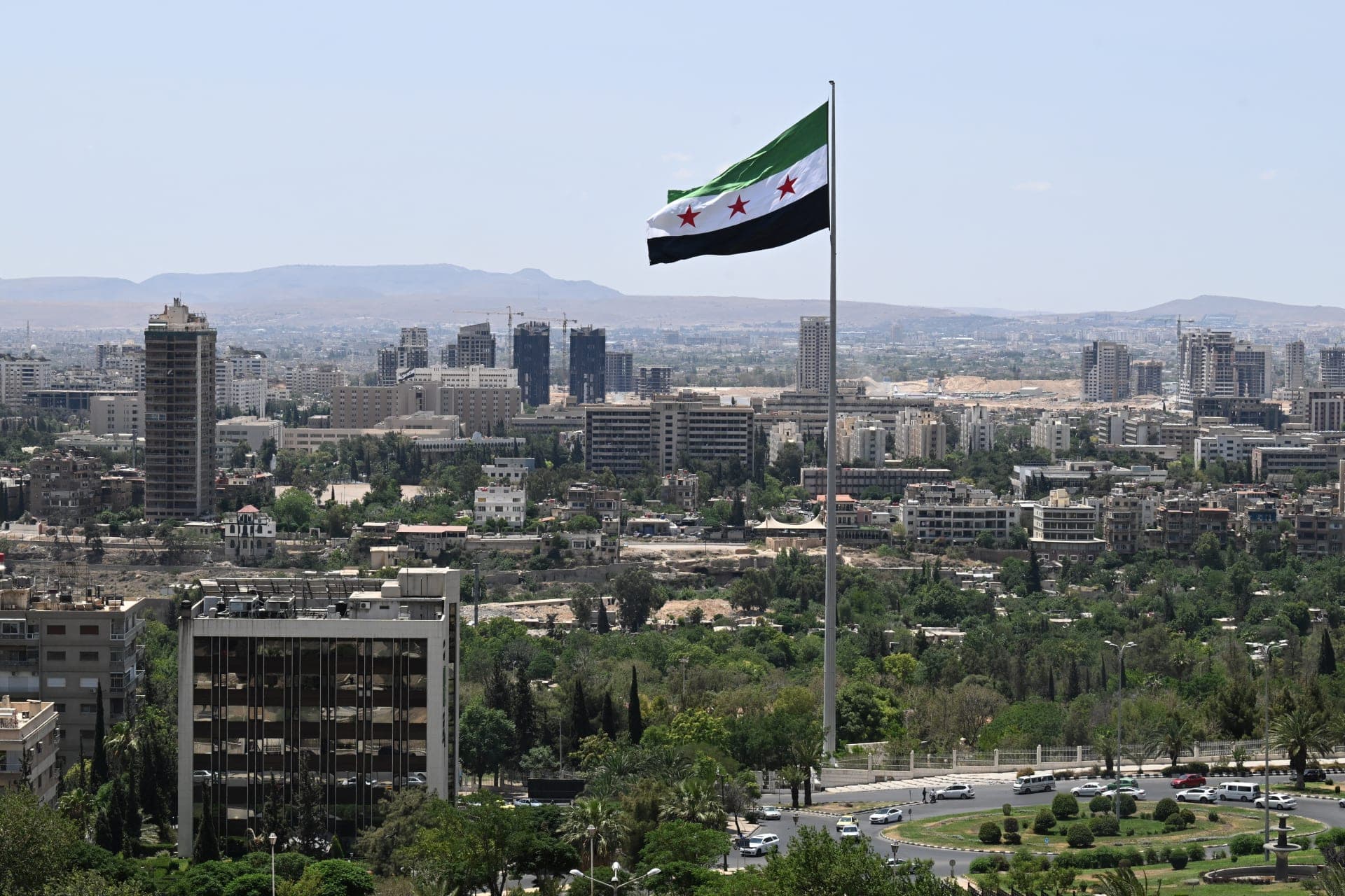 قائد "قسد" يلتقي الشرع والمبعوث الأمريكي في دمشق