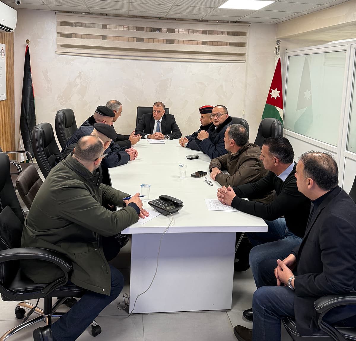 وزير الداخلية يتابع آخر تطورات المنخفض الجوي من غرفة عمليات محافظة العاصمة