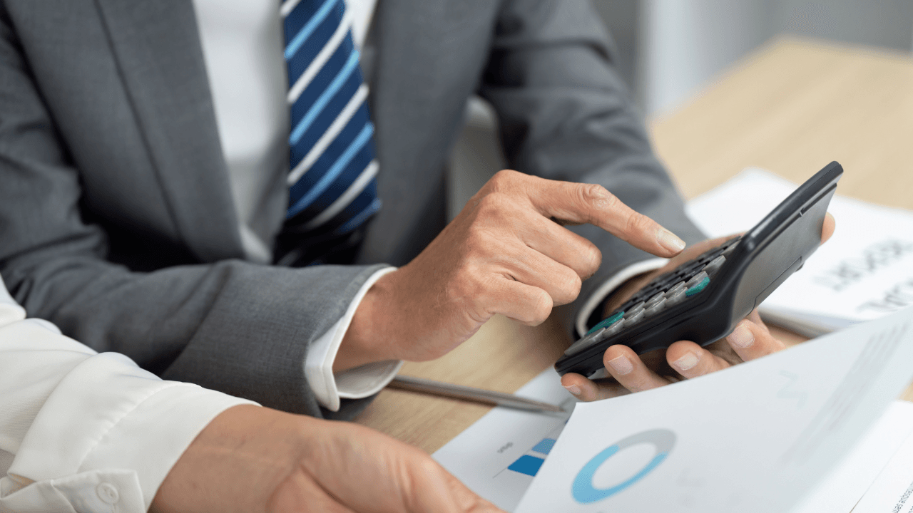 تحقيق لـ"الدار"| مكاتب تمويل ودوّامة ديون… تقسيط مُمل أم توريط لمحدودي الدخل؟