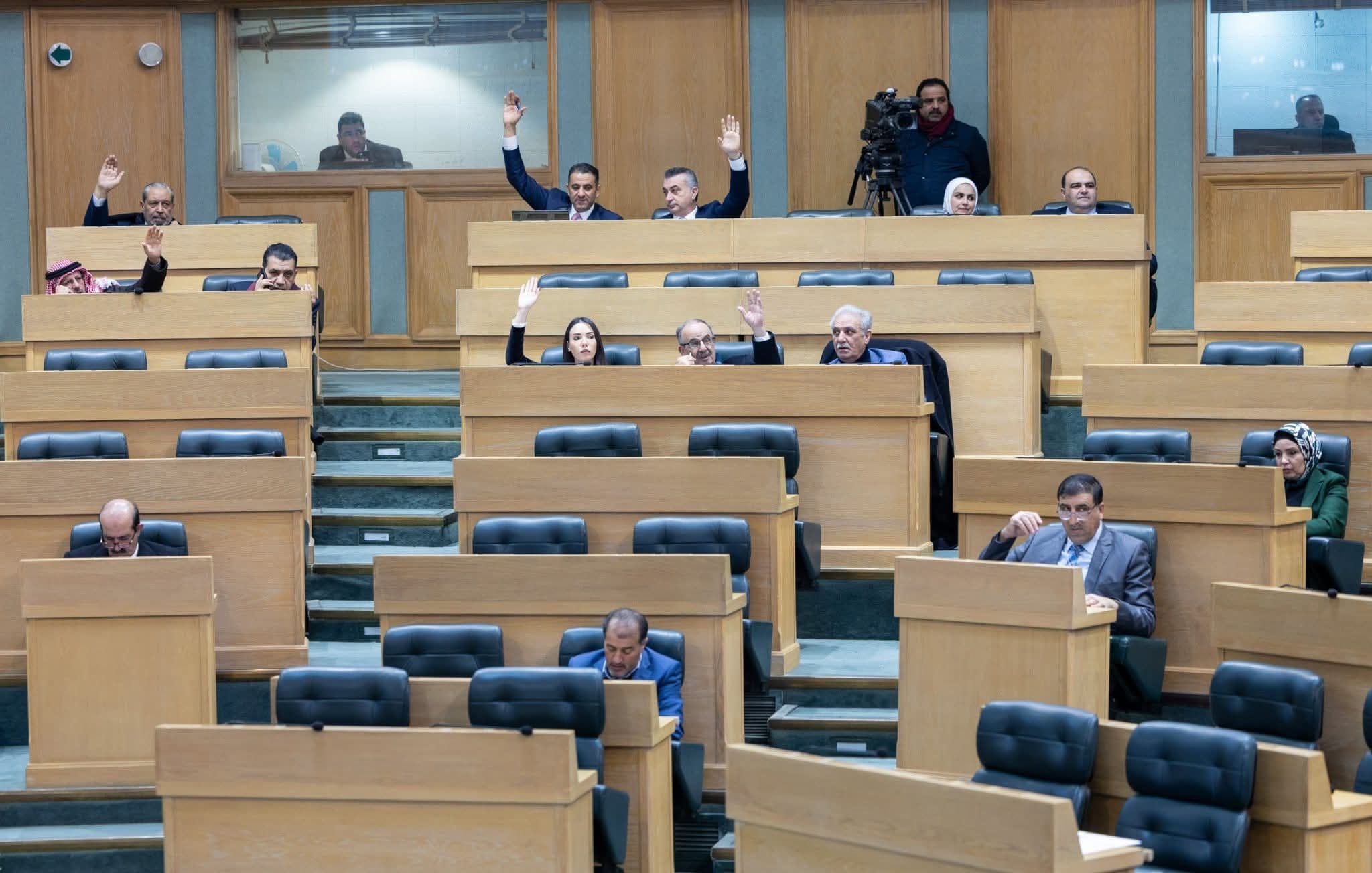 نواب: ندين حادثة السطو على بنك في المفرق