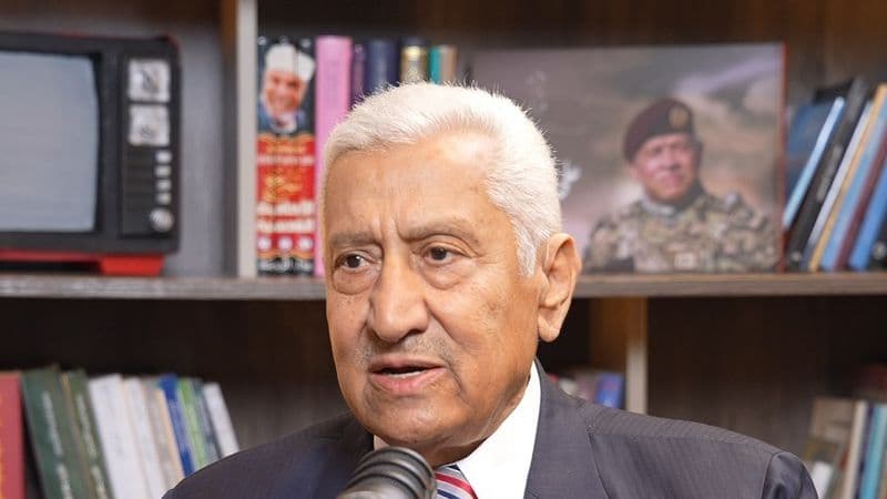 ما قصة عبدالله النسور مع كاريكاتير ياسر عرفات وكيف أسهم ذلك في جعله وزيرا؟