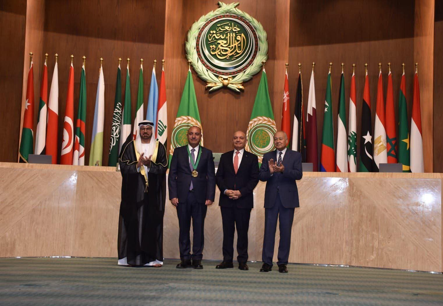 الشواربة يتسلّم جائزة التميز الحكومي كأفضل مدير بلدية عربية