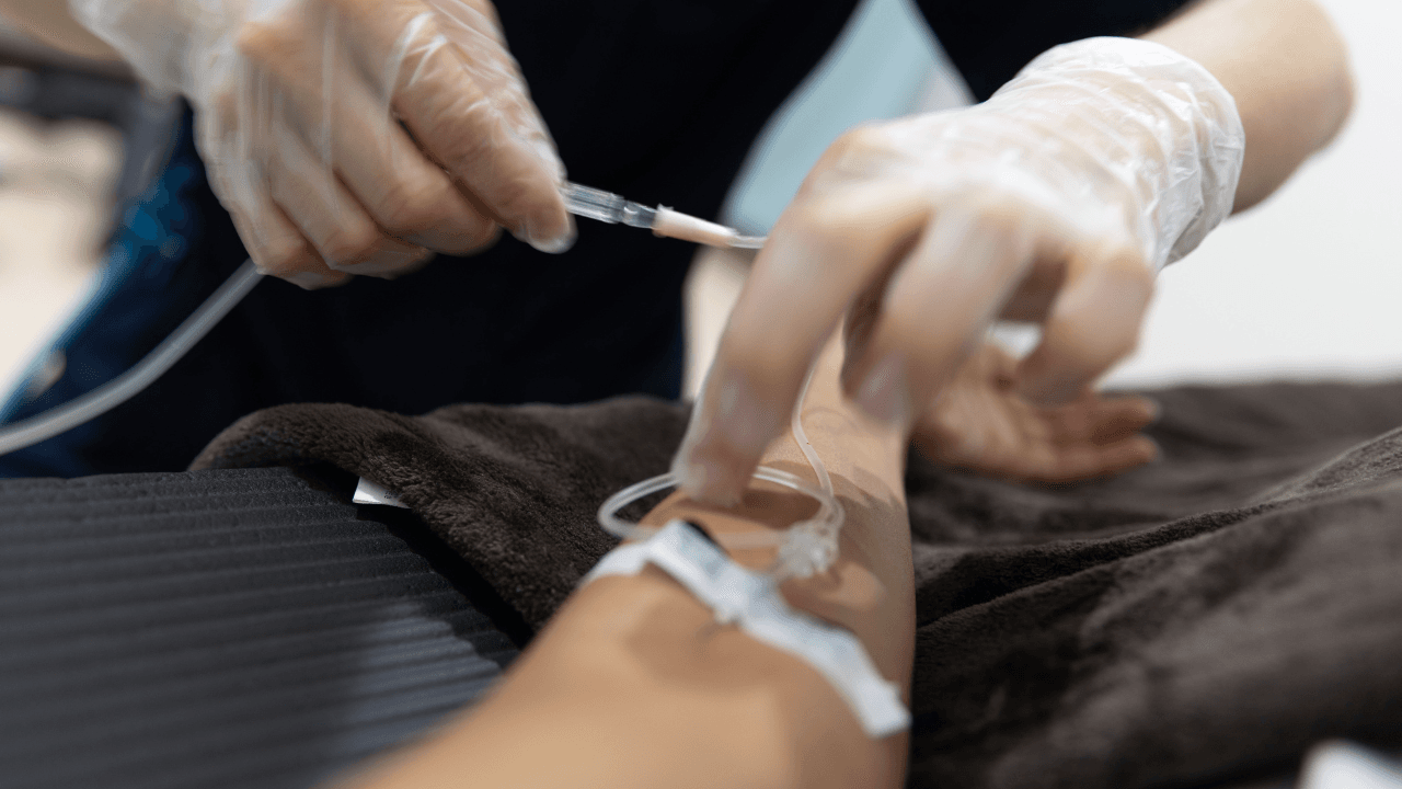 ضبط مركز تجميل في عمّان يستخدم مستحضرًا غير مرخّص للحقن الوريدي.. تفاصيل