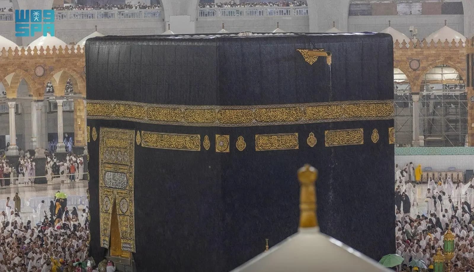 أمطار الخير تهطل على الحرم المكي في مكة المكرمة