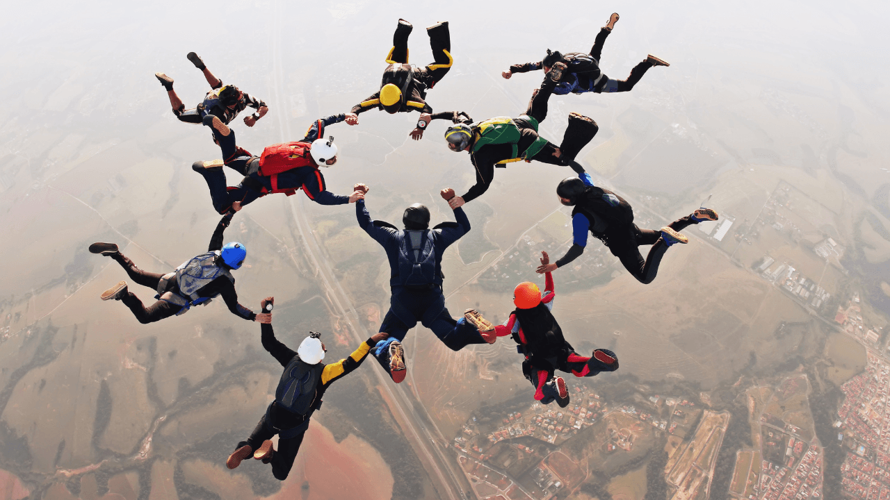 رقم قياسي عالمي في القفز بالمظلات يدهش العالم