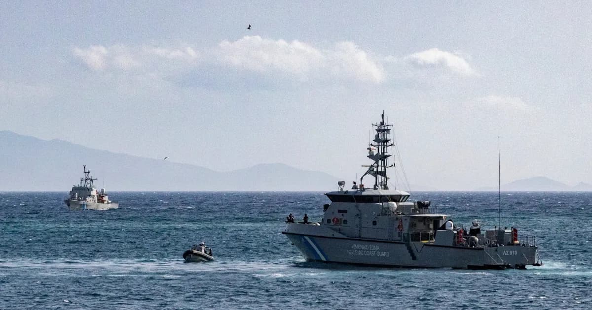 اصطدام قارب خفر السواحل اليوناني بقارب مهاجرين يؤدي لإصابة ثلاثة