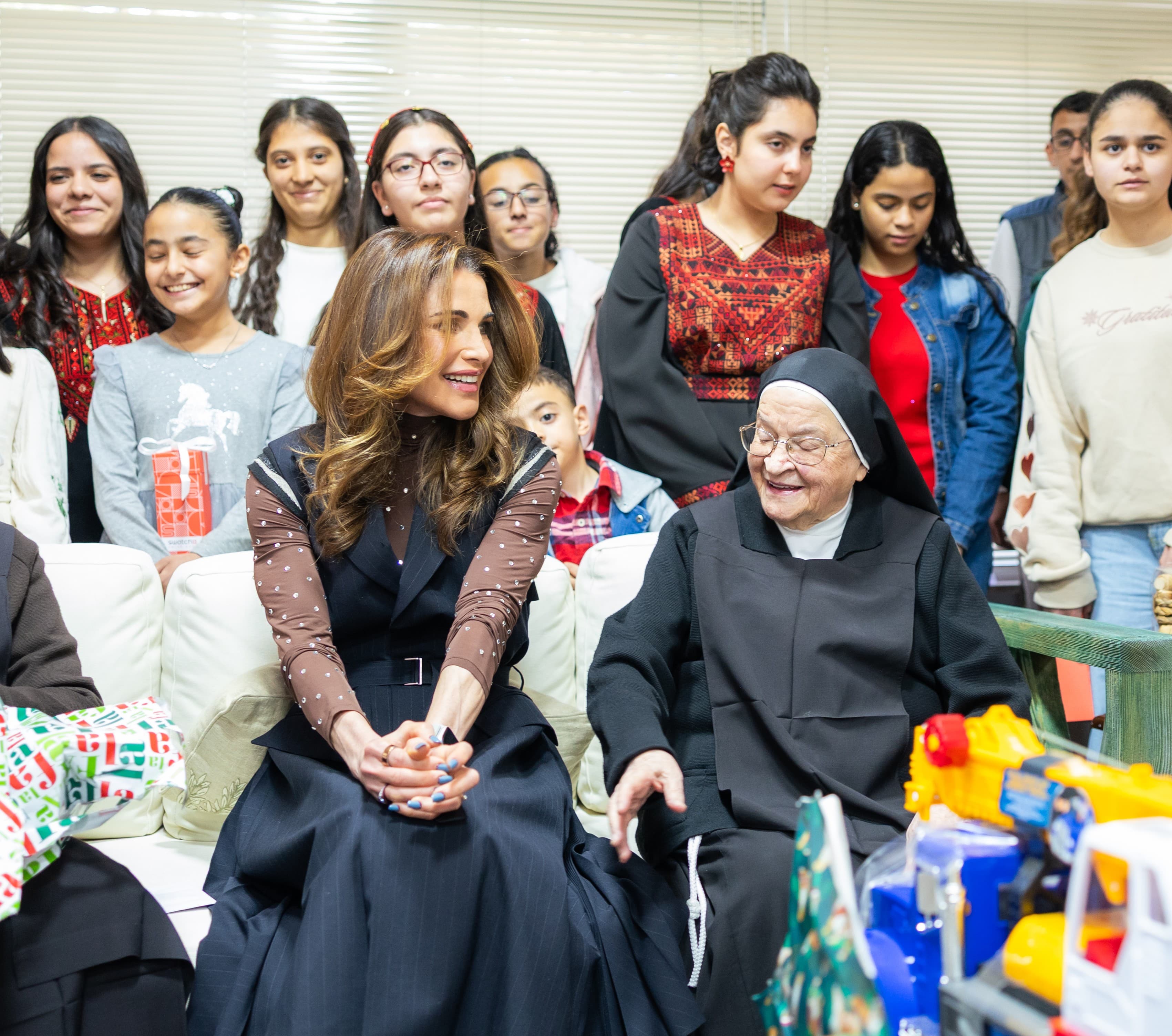الملكة تشارك مجموعة من الأطفال احتفالهم بعيد الميلاد في جمعية مار منصور الخيرية