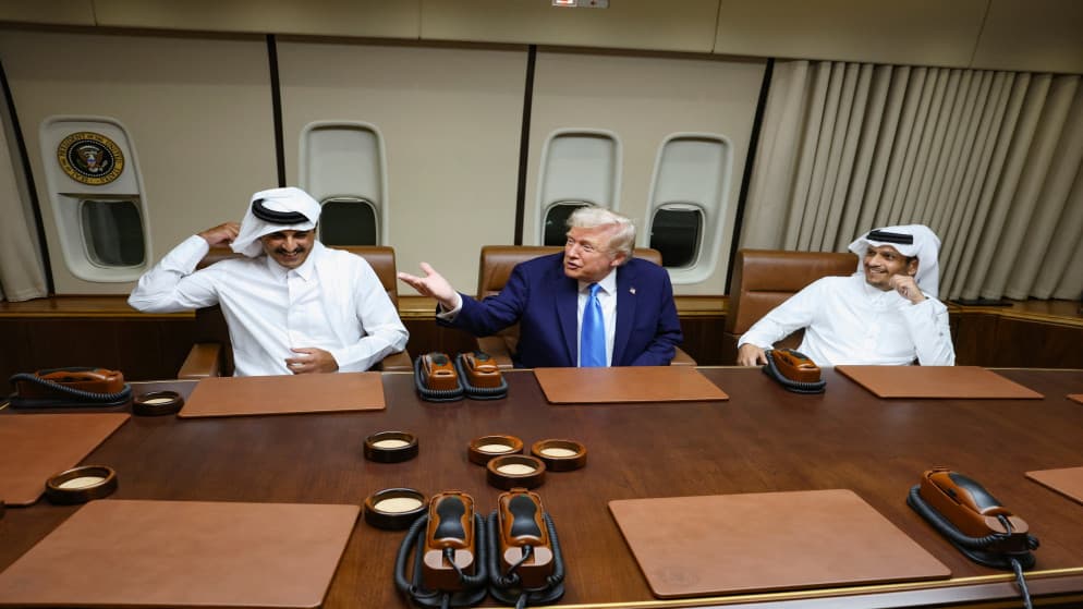 على متن الطائرة.. ترمب يلتقي أمير قطر خلال توقف في طريقه إلى آسيا