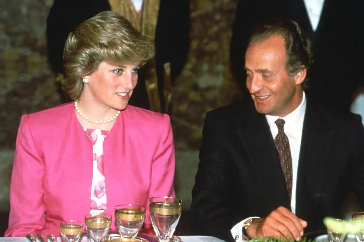 الملك خوان كارلوس يوضح حقيقة علاقته العاطفية مع الأميرة ديانا