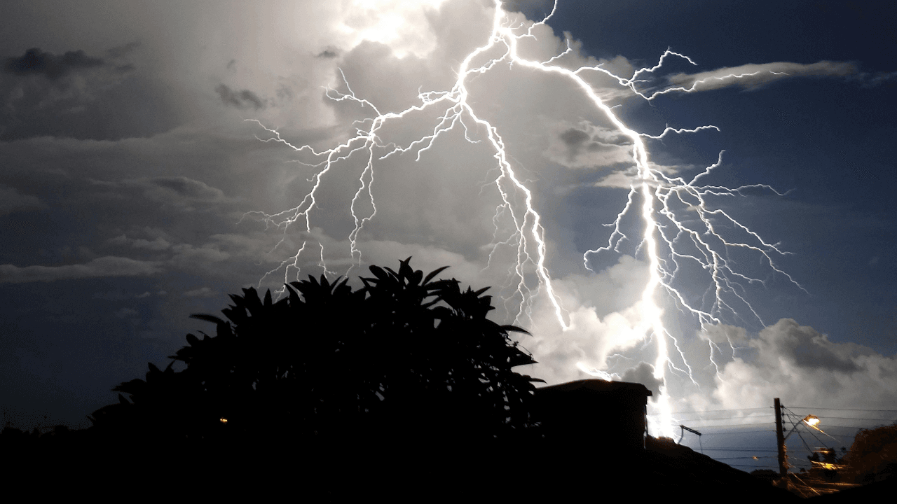 مصدر أمني: وفاة شاب إثر تعرّضه لصاعقة كهربائية (برق) في معان