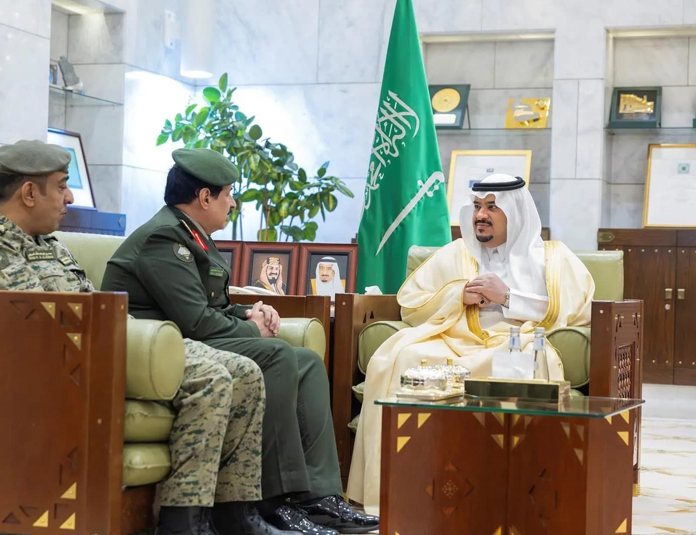 نائب أمير الرياض يستقبل مدير عام جوازات المنطقة المكلَّف