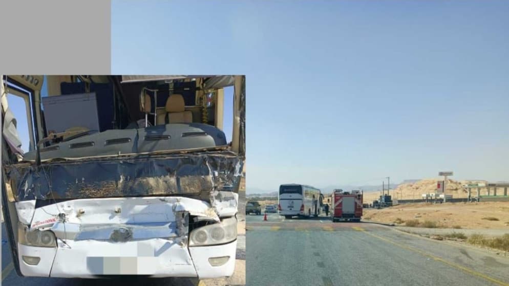 21  إصابة بحادث تصادم بين حافلة وشاحنة على "الصحراوي"