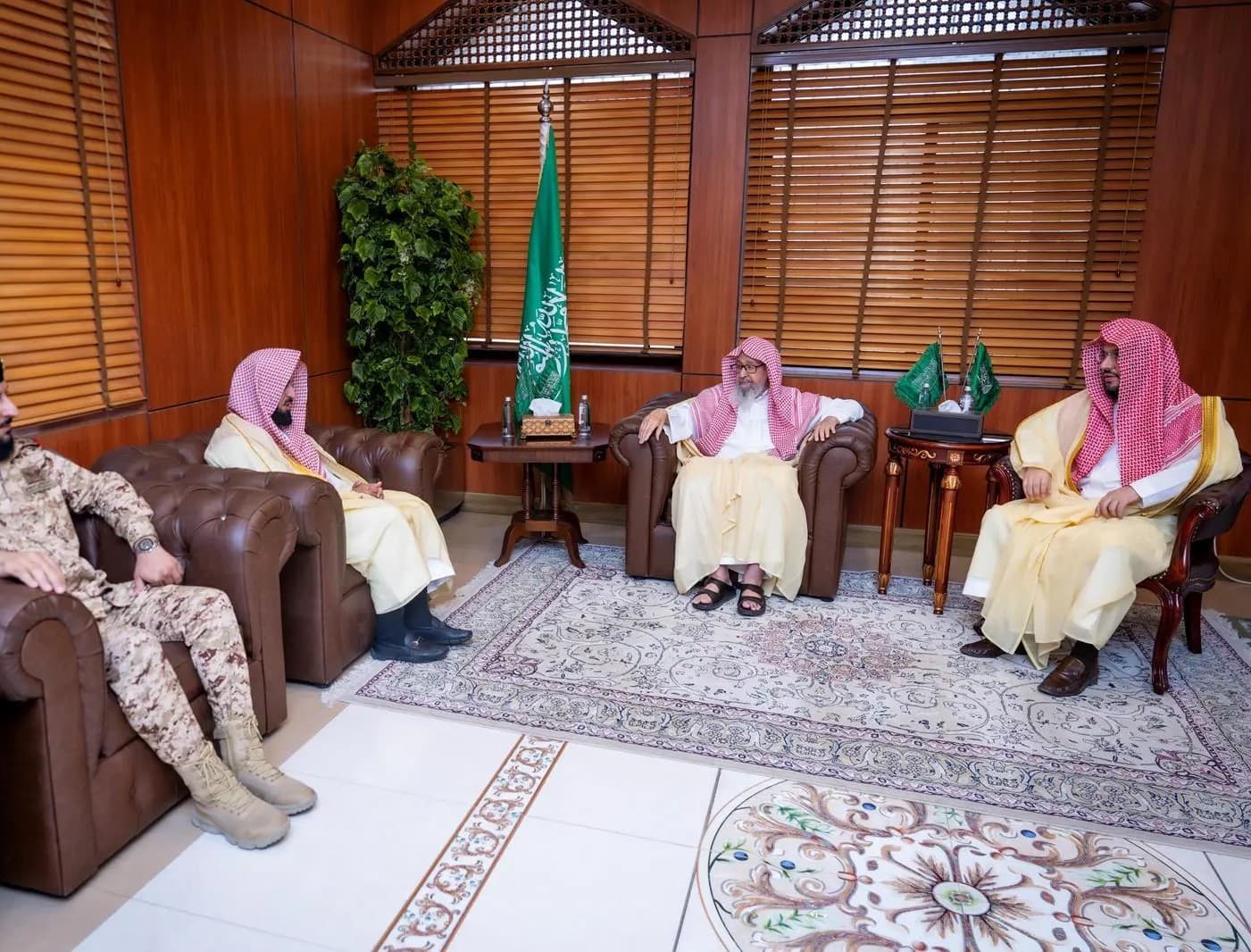 مفتي عام السعودية يستقبل رئيس جهاز الإرشاد والتوجيه بوزارة الحرس الوطني السعودي