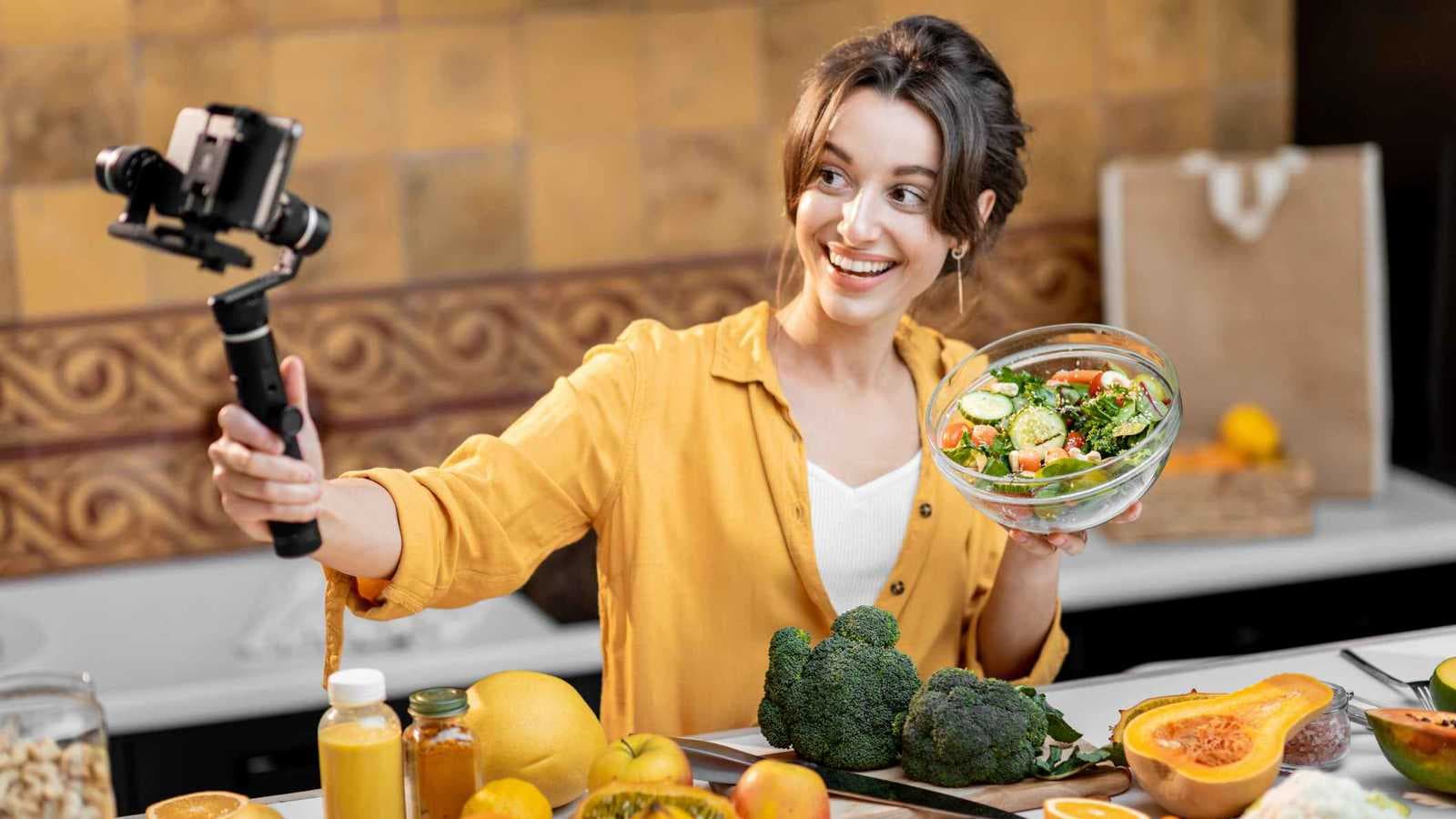 كيف أصبح "مؤثرو العافية" قوة تقود موجة التضليل الصحي على الإنترنت؟