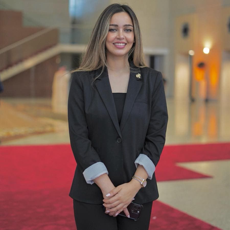 الإعلامية سالي درمش ترصد عرض وزارة الداخلية السورية لأسطول عرباتها بالهوية البصرية الجديدة