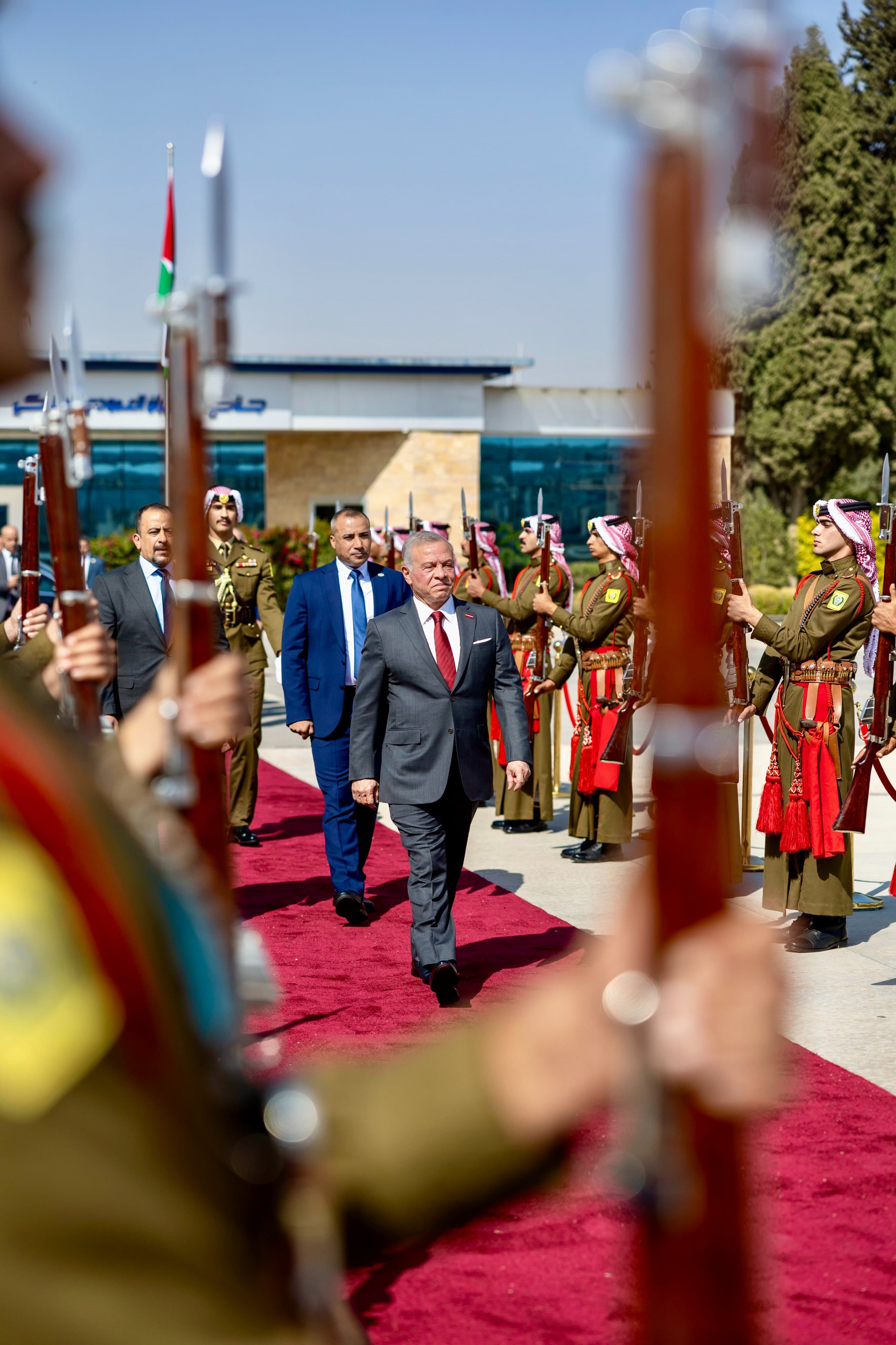 الملك يستقبل الرئيس العراقي لدى وصوله المملكة