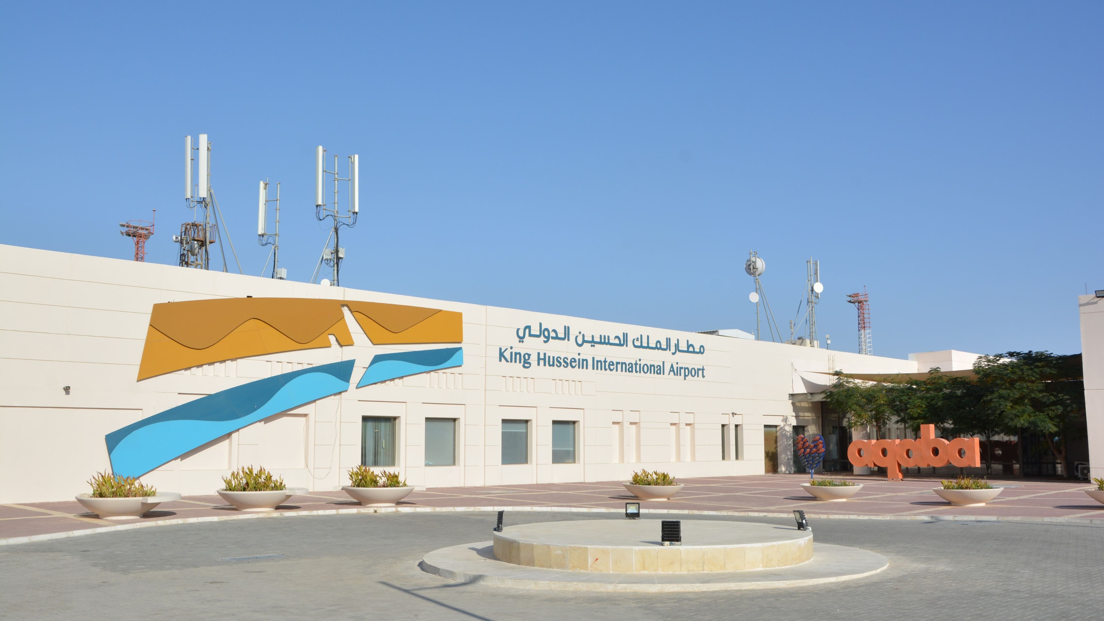 أولى رحلات الطيران العارض تحط في مطار الملك الحسين بالعقبة