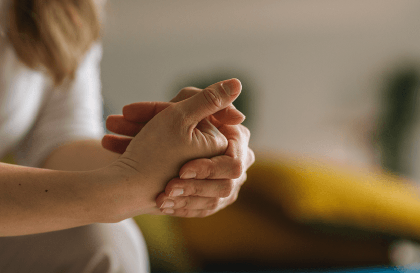 حقيقة العلاقة بين طقطقة الأصابع والتهاب المفاصل