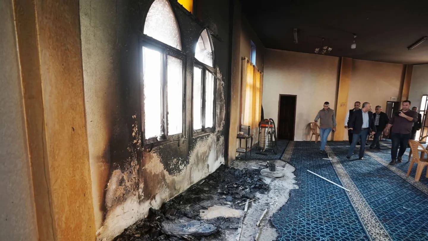 الأردن يُدين إحراق مستوطنين مسجد الحاجة حميدة في محافظة سلفيت بالضفة الغربية