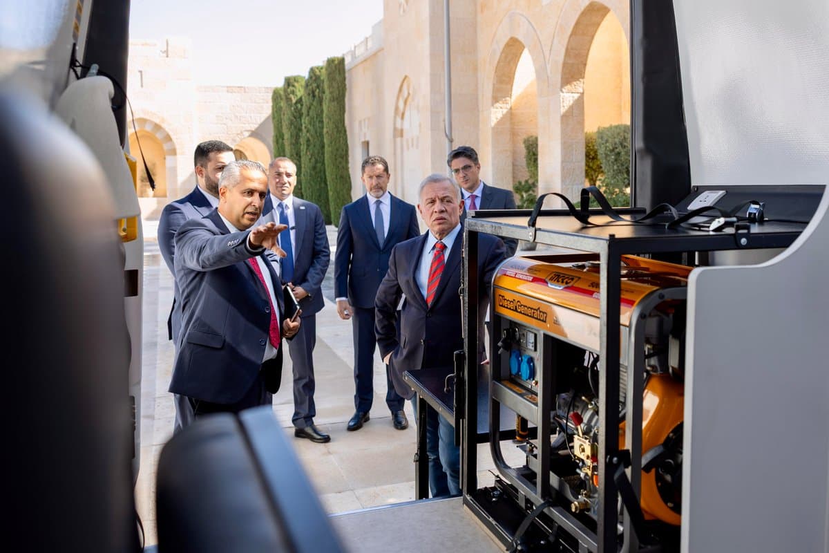 الملك يطلع على عمل وحدات دعم مبتوري الأطراف المتنقلة