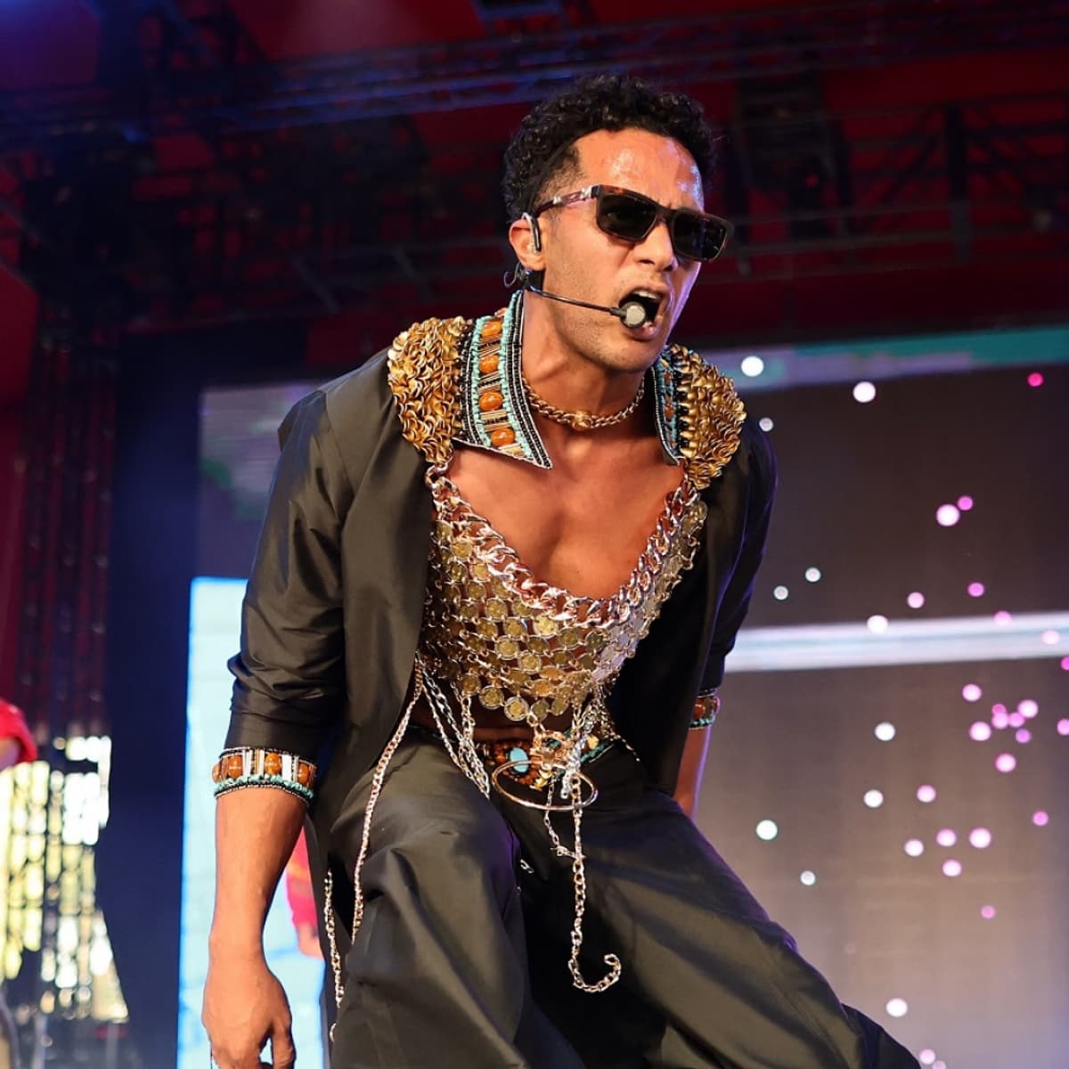 بعد 8 أشهر من إطلالة "كوتشيلا".. محمد رمضان يعلق على ملابسه