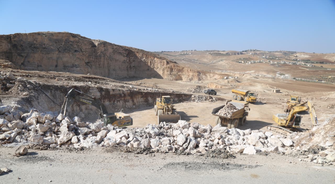 أبو السمن يتابع تقدم مشاريع الطرق ويؤكد تكثيف العمل استعداداً للموسم المطري