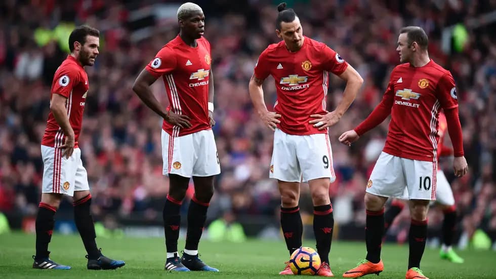 على رأسها زلاتان.. روني يحدد 3 صفقات ثقيلة أضرت يونايتد