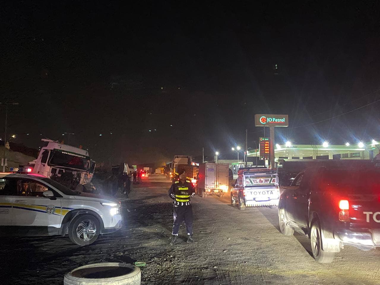 3 إصابات بتدهور تريلا محملة بالإسمنت على طريق الـ 100