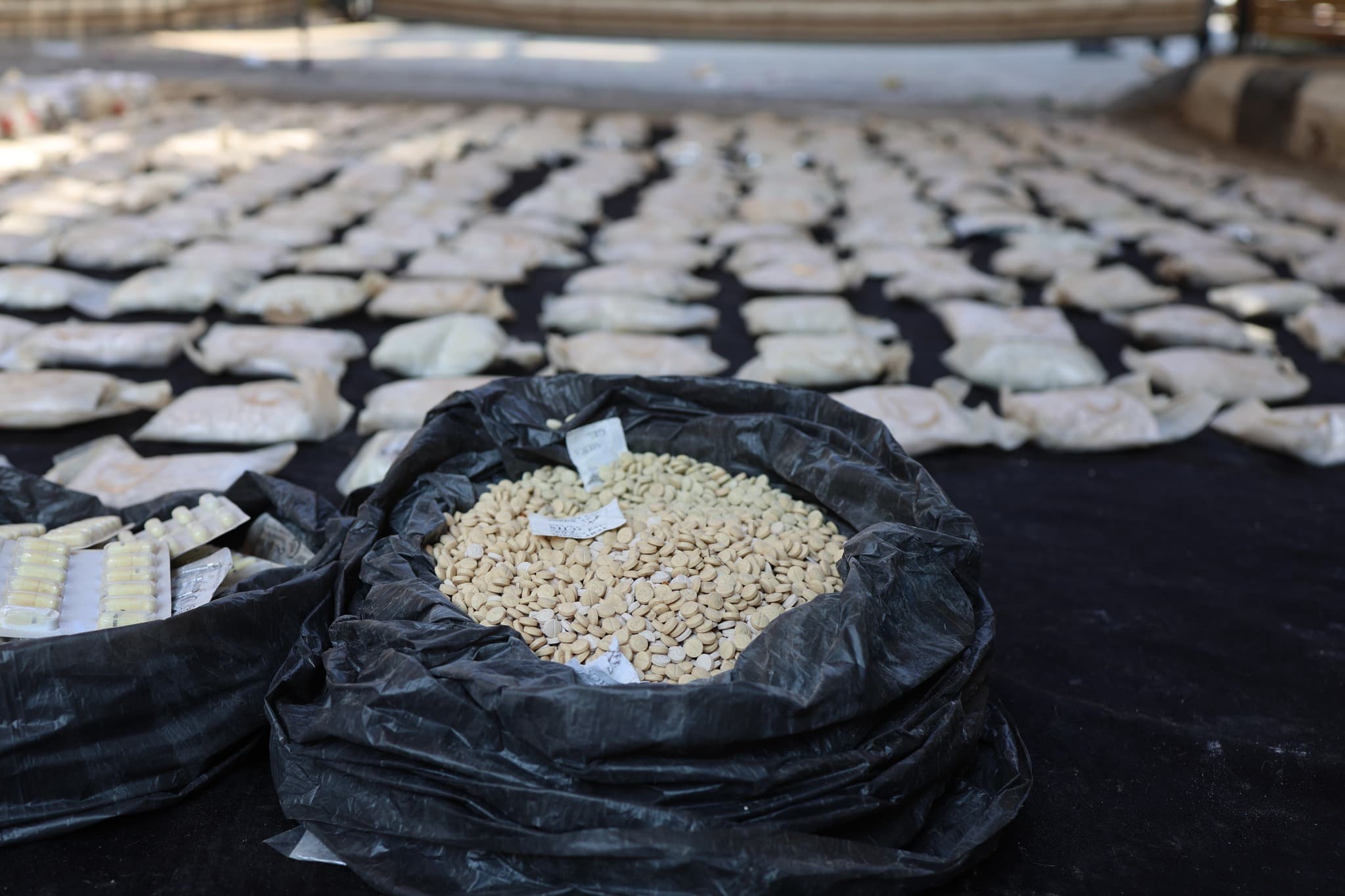 الداخلية السورية: ضبط كميات كبيرة ومتنوعة من المواد المخدّرة في البادية