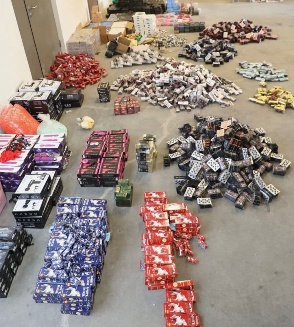 الجمارك تضبط كميات كبيرة من المواد المهربة والمنتهية الصلاحية