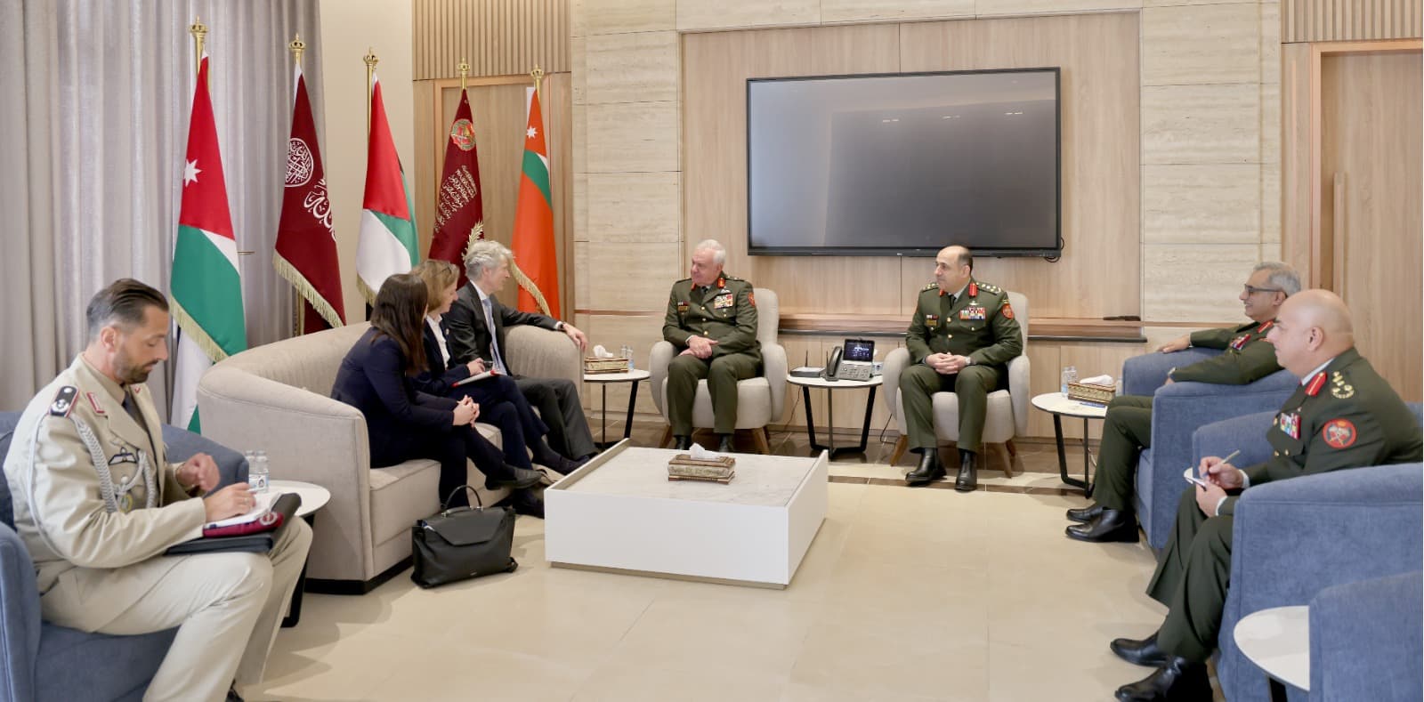 اللواء الحنيطي يستقبل المدير العام للسياسة الأمنية والدفاعية