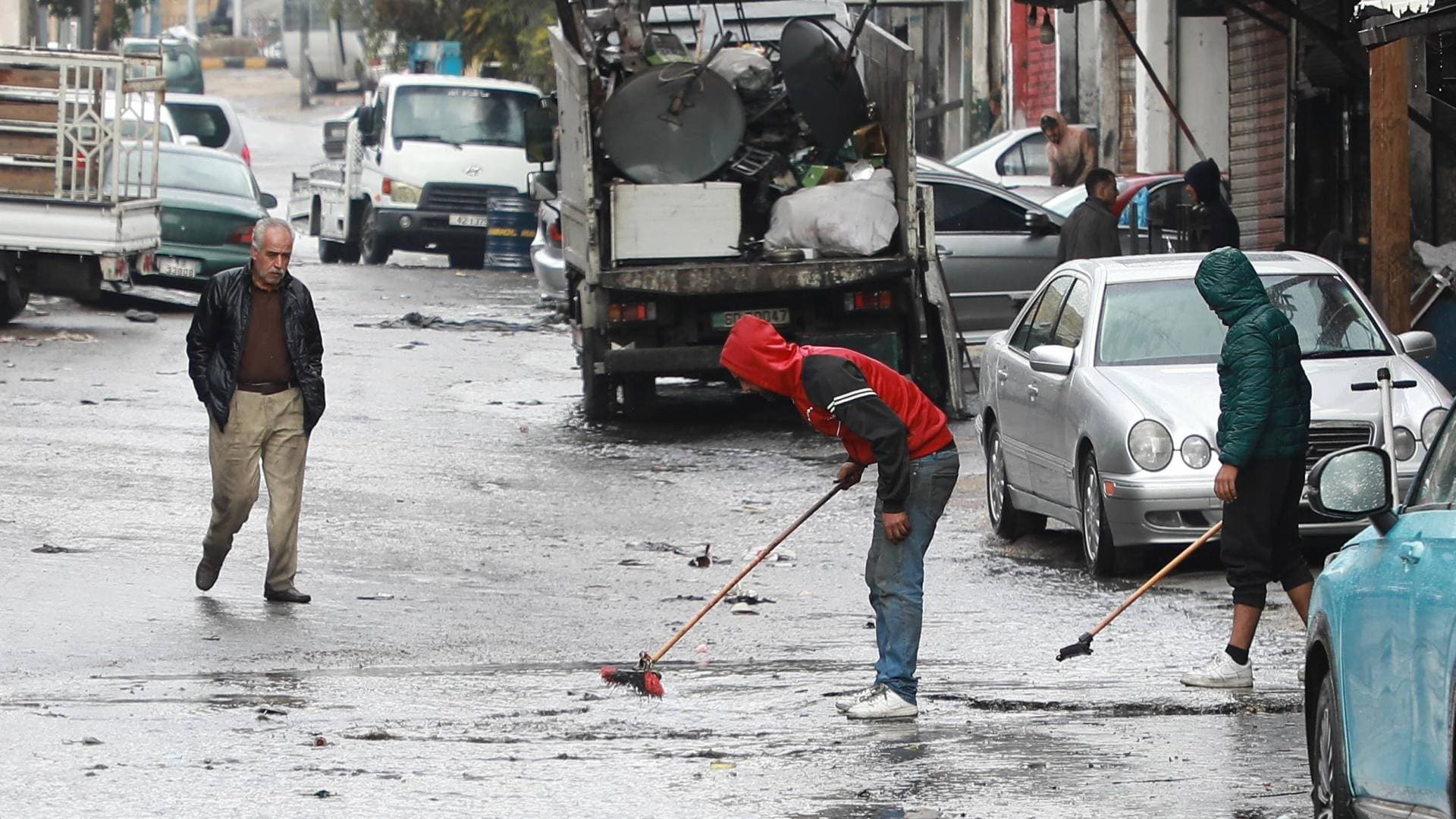 الإدارة المحلية تحذّر من الاقتراب من مجاري الأودية مع اشتداد حالة عدم الاستقرار الجوي