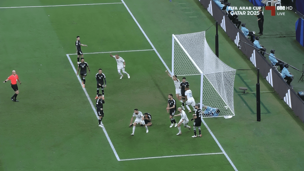 المنتخب الإماراتي يطيح بالجزائر ويتأهل إلى نصف نهائي كأس العرب بركلات الجزاء 2025