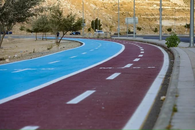 تعهدات بقيمة 50 ألف دينار لمعتدين على مسارات المشاة والدراجات في عمان