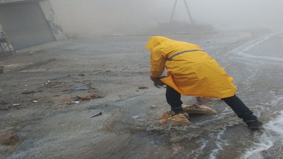 بلدية عجلون تتعامل مع انجرافات وإغلاقات طرق جراء الأمطار الغزيرة