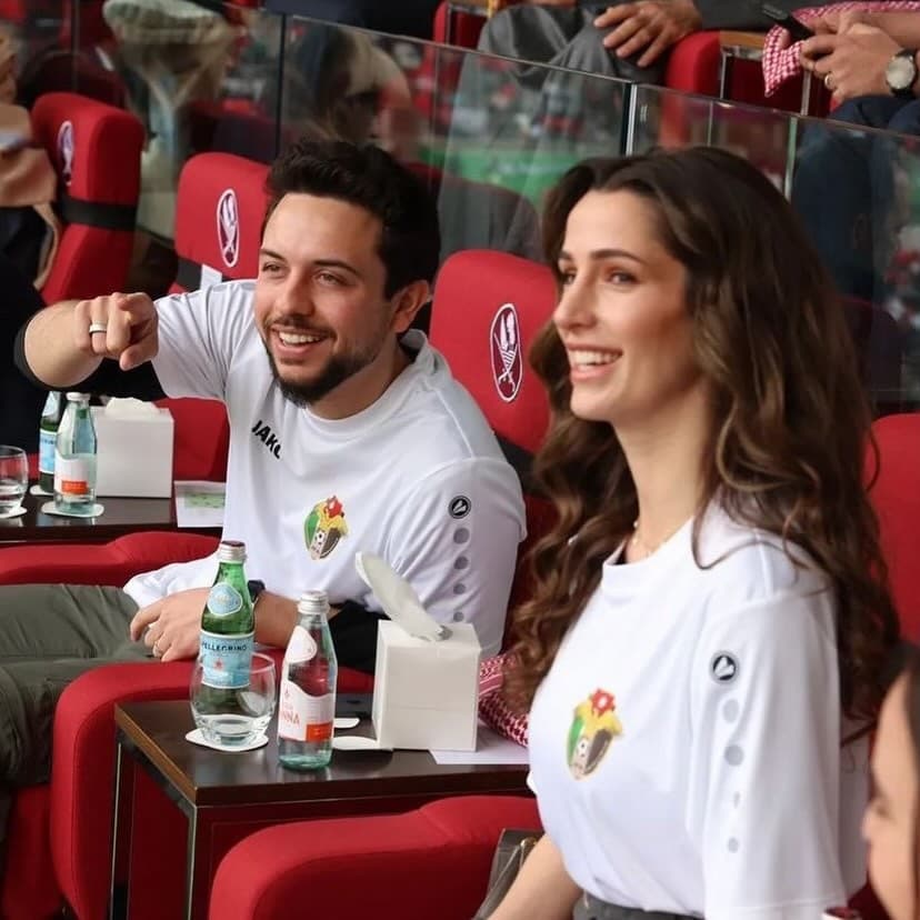 مبادرة ولي العهد والأميرة رجوة بتوزيع الكنافة على الجماهير في سوق واقف قبيل مواجهة النشامى والأخضر السعودي