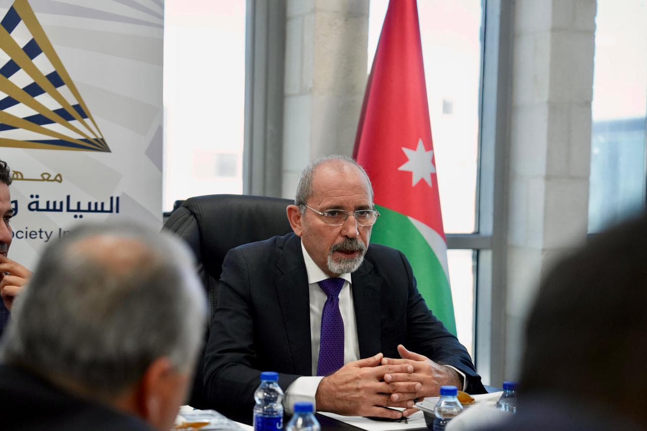 الصفدي يحاور كتابا ومحللين حول الموقف الأردني من القضايا الإقليمية