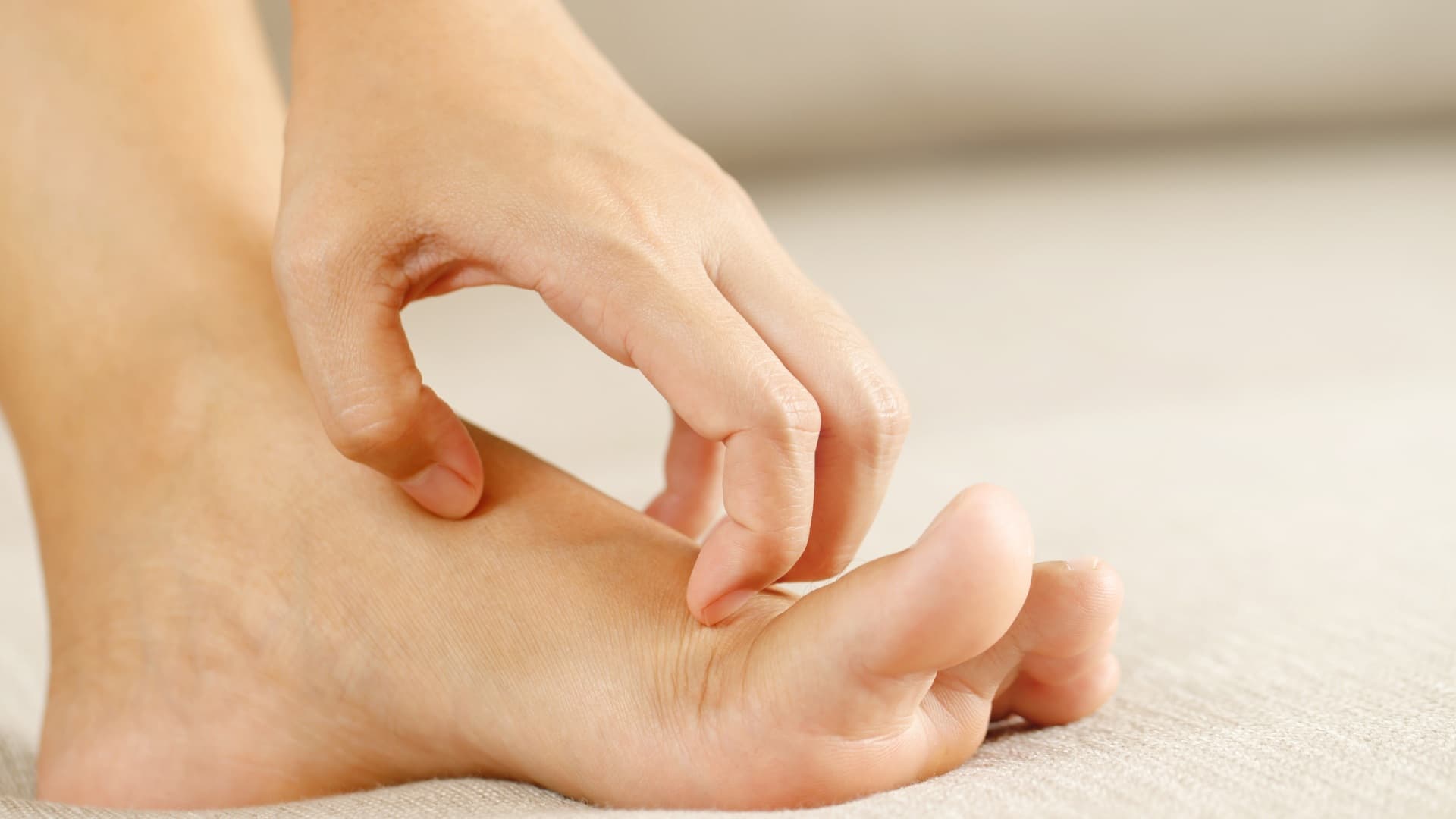 الحكة المستمرة في القدمين.. علامة على 3 أمراض خطيرة